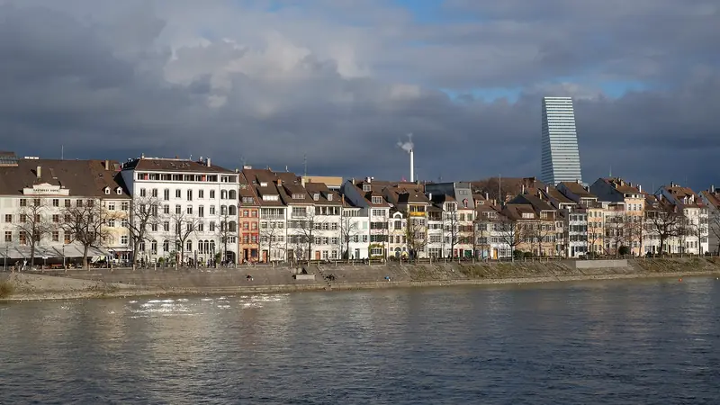 Häuserzeile am Rheinufer von Kleinbasel mit farbigen Fassaden
